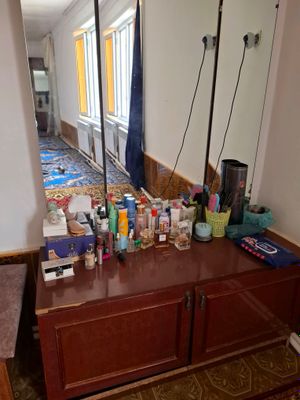 divan oyna shfaner shkaflar bor