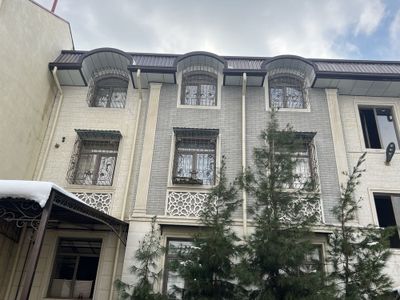 Arenda qoyiladi 2-3 qavatlar 2 ta xojatxona 2 vanna bor