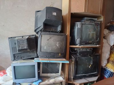 TV rangli televizor ishchi holatda sotilmoqda, 5 ta TV, 2 ta monitor