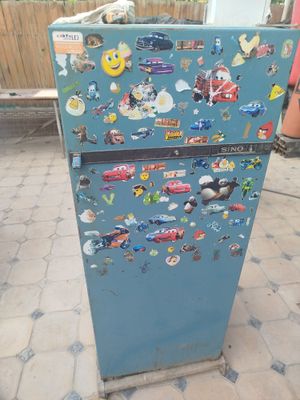 Продаются холодильники и микроволновка б/у.