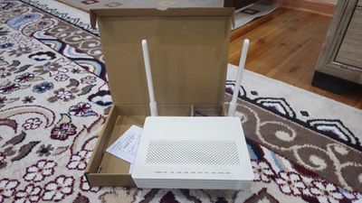 Wifi ruter, musiqa playeri va parabalka tuneri