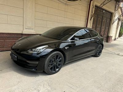 Tesla model 3 sotiladi