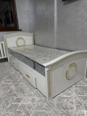Кровать