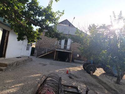 Hovli uy sotiladi