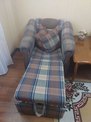 Полноразмерный диван, два кресла, и один маленький диван