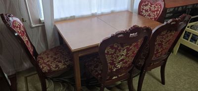 Продается стол и стулья