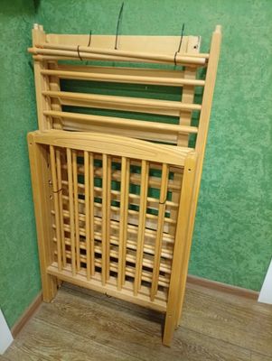 Продаю детскую,деревянную,импортную кроватку.