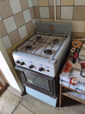 Продам газовую плиту ,все работает