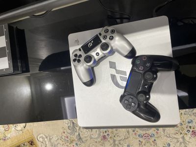 Ps4 слим состояние хорошее два джостийка в идеальном состоянии 1 TERAB