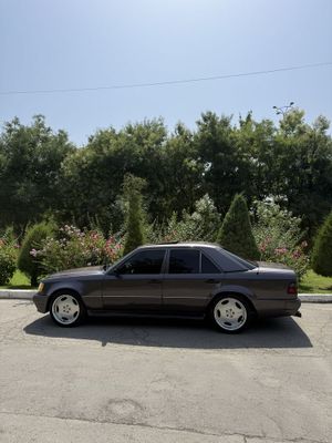 Мерседес Бенз W124 волчок 5.5 AMG матор сотилади