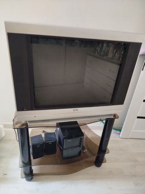 Продаётся телевизор LG, и колонка boombox. . . . . . . . . . . . . . .