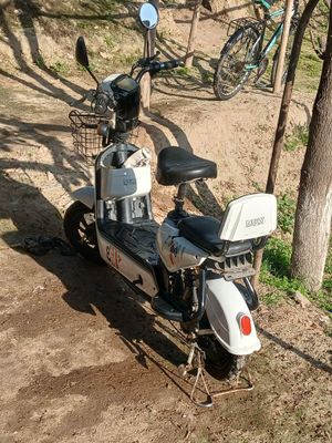 Skuter sotiladi yoki telefonga abmen