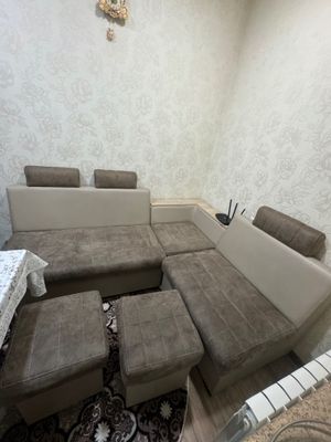 Кухонный уголок с пуфиками
