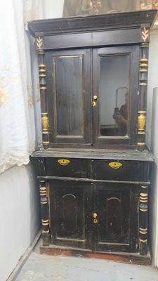Продам старинный сервант