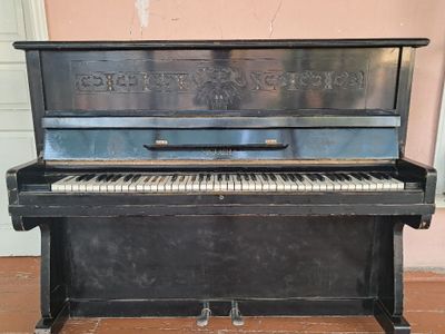 Pianino rangi qora