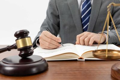 Бухоро шаҳрида адвокат хизмати кўрсатилади.