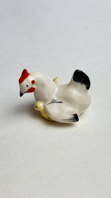 Фарфоровая мини статуэтка населеа с цыплятами ЛФЗ миниатюра ссср