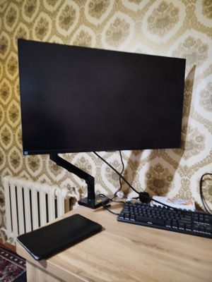 Монитор Samsung S32A700NWM 4K и кронштейн