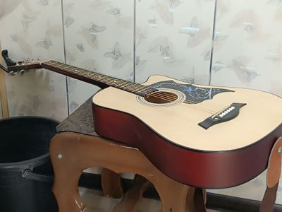 Yangi gitara 1 oy ishlatilgan holati zõr