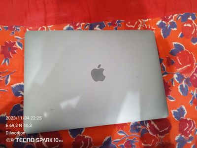 Macbook sotiladi