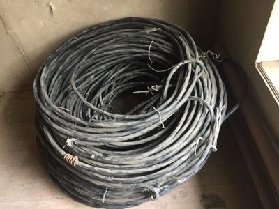 Kabel sotiladi. Yaxshi holatda turibdi.