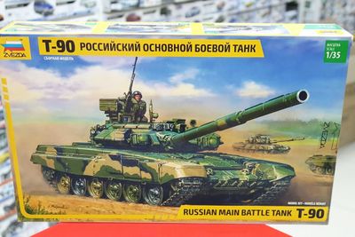 Сборная модель российского основного боевого танка Т-90. ЗВЕЗДА 1:35