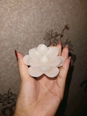 Красивая свеча в виде цветка