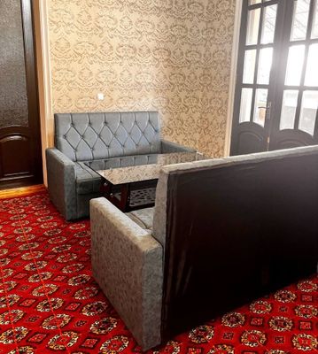 Yumshoq mebel jurnalniy stol bilan