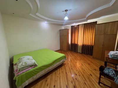 Квартира с хазайкы 4та киз олинади хамма шароити бор метрога 2 минут