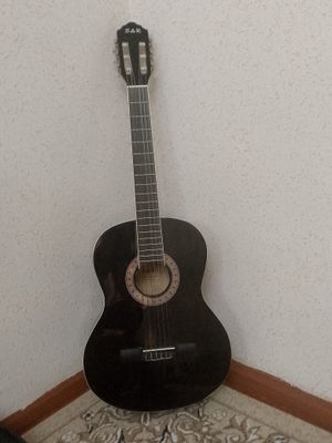 SAR klassic gitara, holati yaxshi qirilgan joylari yoq. Razmeri 39