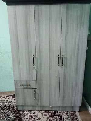Shkaf sotiladi. Bo'yi 180 eni 120sm. Ichi 60 sm