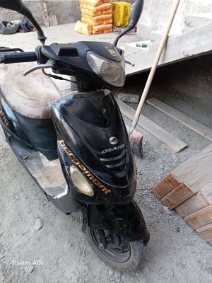 Moto skuter sotiladi