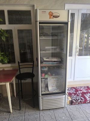 Продается витринный холодильник.