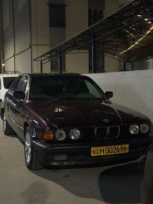 Bwm e32 730 sotiladi