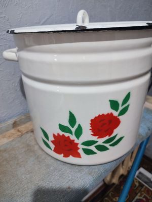 Продам большую эмалированную кастрюлю с крышкой, есть не большие сколы
