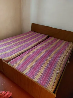 Две импортные, деревянные , с матрасами кровати