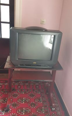 Продаю телевизор LG с подставкой