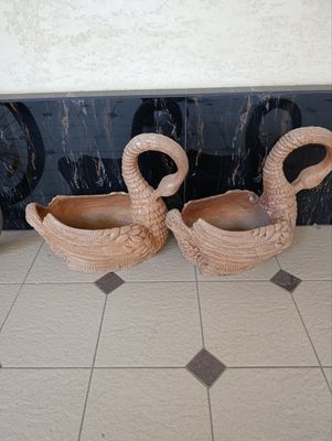 Ландшафтные вазы лебеди