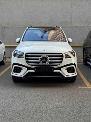 Mercedes Benz GLS 450 Full 2025 года, Белый на коричневый салон.