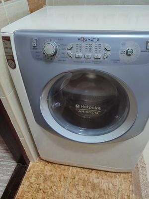 Продам стиралку Hotpoint Ariston Aqualtis