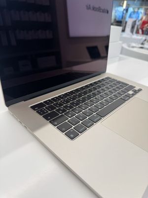 MacBook apple M3 chip 15-inch 256 SSD STARLIGHT