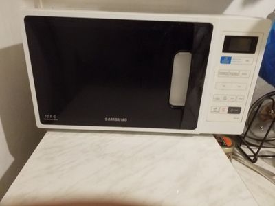 Микроволновка SAMSUNG с поворотный платформой.