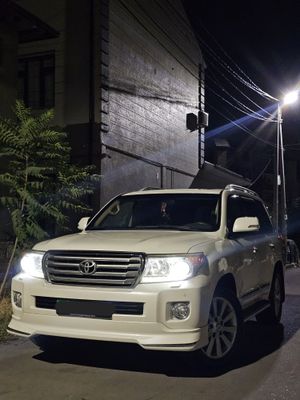 Toyota Land Cruiser 200 модель японка