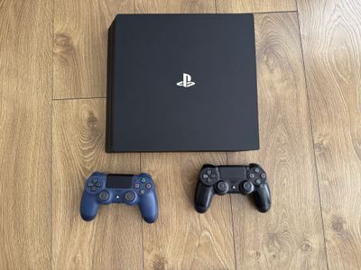 Playstation 4 Pro, Плейстейшен 4 Про + 2 джойстика