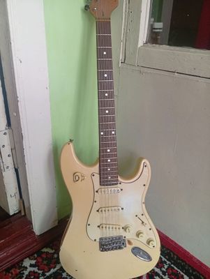 elektron gitara sotiladi
