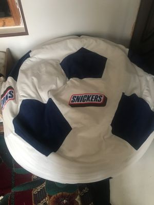 Snickers markasi tushirilgan top shaklidagi binbag