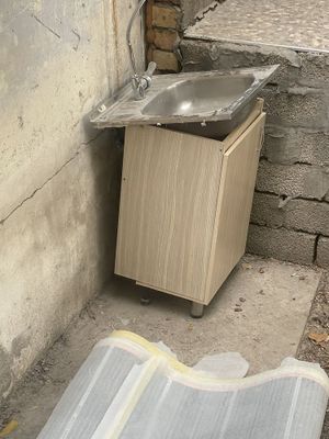 Раковина со шкафом в хорошем состоянии