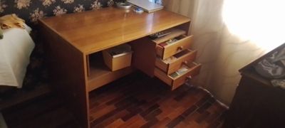Стол письменный.