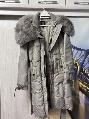 Продается шикарный привозной пуховик.