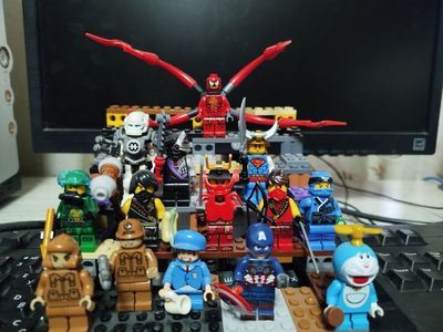 Подаю лего минифигурки
